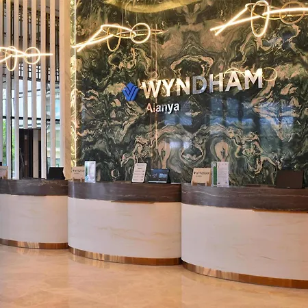 Wyndham Hotel *