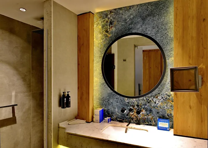 מלון Azura World